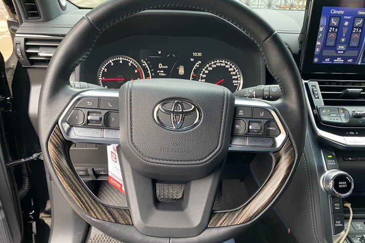 Toyota Land Cruiser LC300 chạy 13,000 km bán đắt hơn xe mới Toyota Land Cruiser LC300 chạy 13,000 km bán đắt hơn xe mới