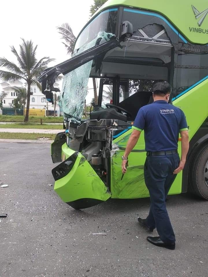 Bus điện VinFast vừa sử dụng đã gặp tai nạn Bus điện VinFast vừa sử dụng đã gặp tai nạn