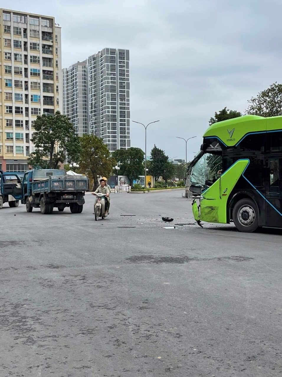 Bus điện VinFast vừa sử dụng đã gặp tai nạn Bus điện VinFast vừa sử dụng đã gặp tai nạn