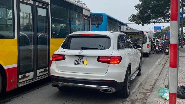 Tâm thư của những người đi xe máy giờ cao điểm đường Nguyễn Văn Cừ