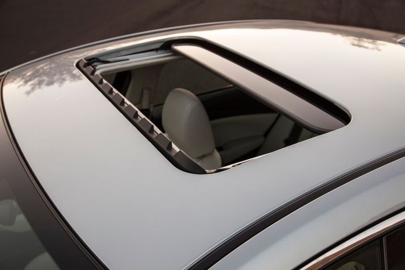 Cửa sổ trời ô tô Sunroof và Moonroof, Panoramic Roof đã phát triển như thế nào? cua so troi o to sunroof va moonroof khac nhau nhu the nao