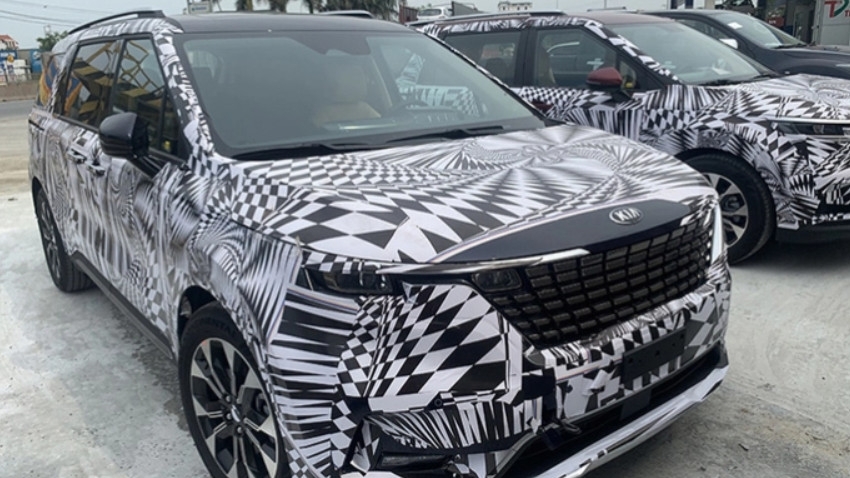 Kia Sedona mới xuất hiện trong lớp nguỵ trang, hé lộ nhiều thông tin quan trọng