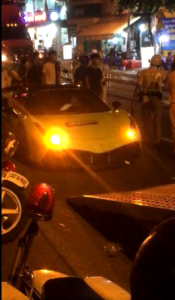 Tài xế Ferrari 488 GTB chửi cảnh sát giao thông bị khởi tố Tài xế Ferrari 488 GTB chửi cảnh sát giao thông bị khởi tố