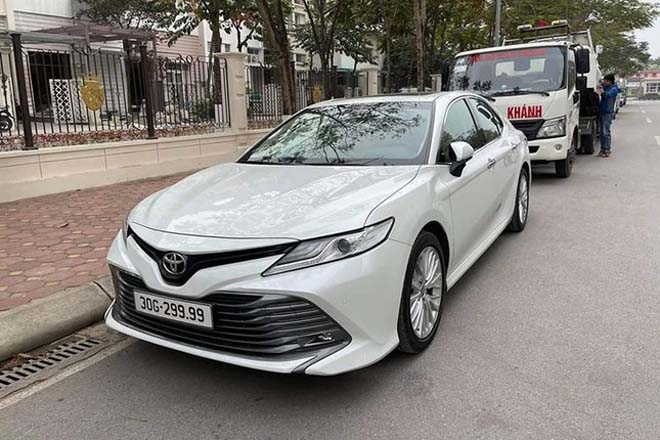 Toyota Camry biển tứ quý 9 rao bán giá ngang Lexus ES 250 Toyota Camry biển tứ quý 9 rao bán giá ngang Lexus ES 250