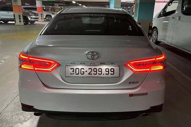 Toyota Camry biển tứ quý 9 rao bán giá ngang Lexus ES 250 Toyota Camry biển tứ quý 9 rao bán giá ngang Lexus ES 250