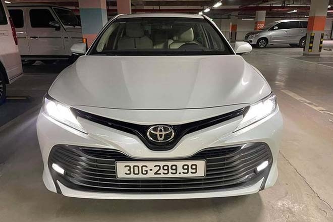 Toyota Camry biển tứ quý 9 rao bán giá ngang Lexus ES 250 Toyota Camry biển tứ quý 9 rao bán giá ngang Lexus ES 250