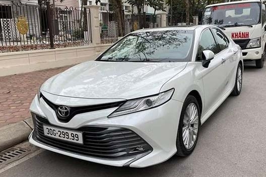 Toyota Camry biển tứ quý 9 rao bán giá ngang Lexus ES 250