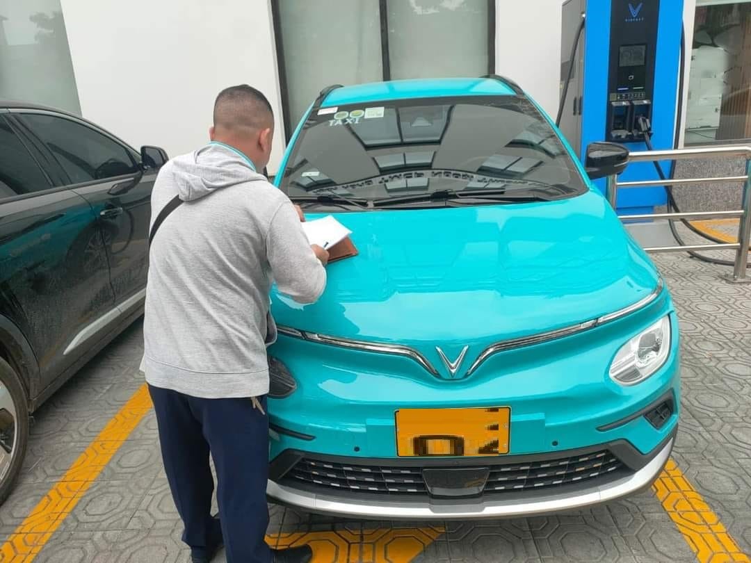 Để xe bẩn, tài xế Taxi Xanh SM bị công ty lập biên bản phạt Để xe bẩn, tài xế Taxi Xanh SM bị công ty lập biên bản phạt
