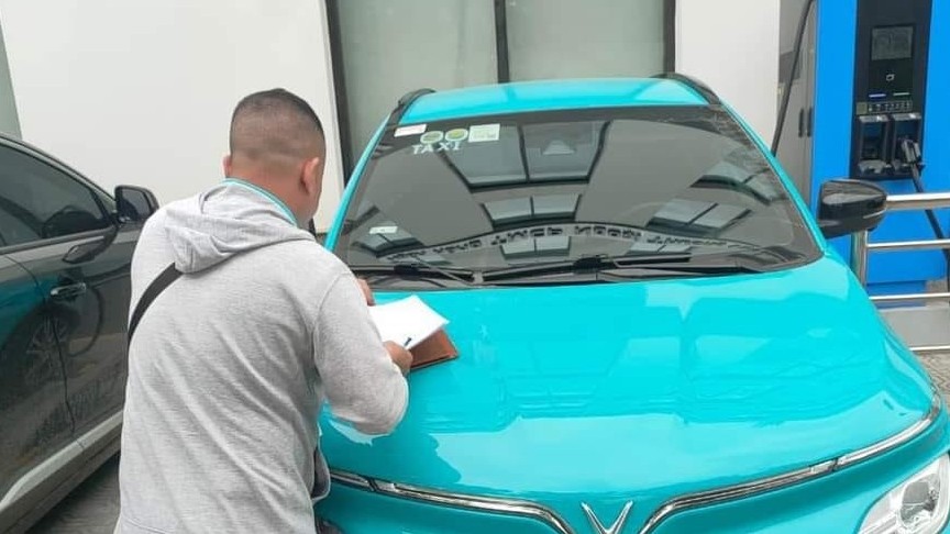 Tài xế taxi Xanh SM bị lập biên bản bởi thanh tra của công ty vì để xe bẩn