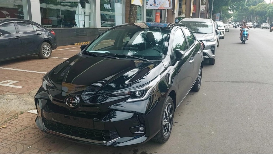 Những chiếc Toyota Vios 2023 đầu tiên bày sẵn ở đại lý, bản G CVT nhiều nâng cấp