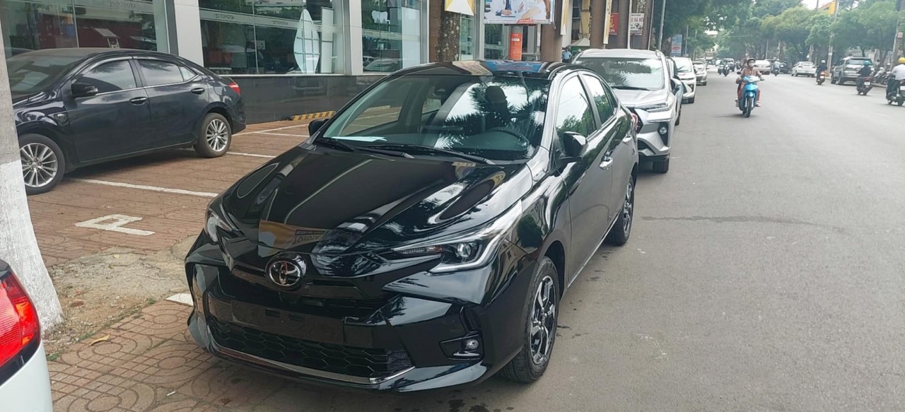 Những chiếc Toyota Vios 2023 đầu tiên bày sẵn ở đại lý, bản G CVT nhiều nâng cấp Những chiếc Toyota Vios 2023 đầu tiên bày sẵn ở đại lý, bản G CVT nhiều nâng cấp