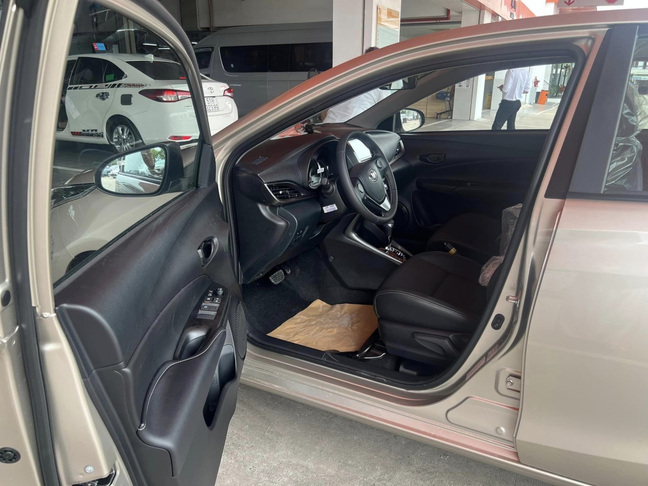 Những chiếc Toyota Vios 2023 đầu tiên bày sẵn ở đại lý, bản G CVT nhiều nâng cấp Những chiếc Toyota Vios 2023 đầu tiên bày sẵn ở đại lý, bản G CVT nhiều nâng cấp