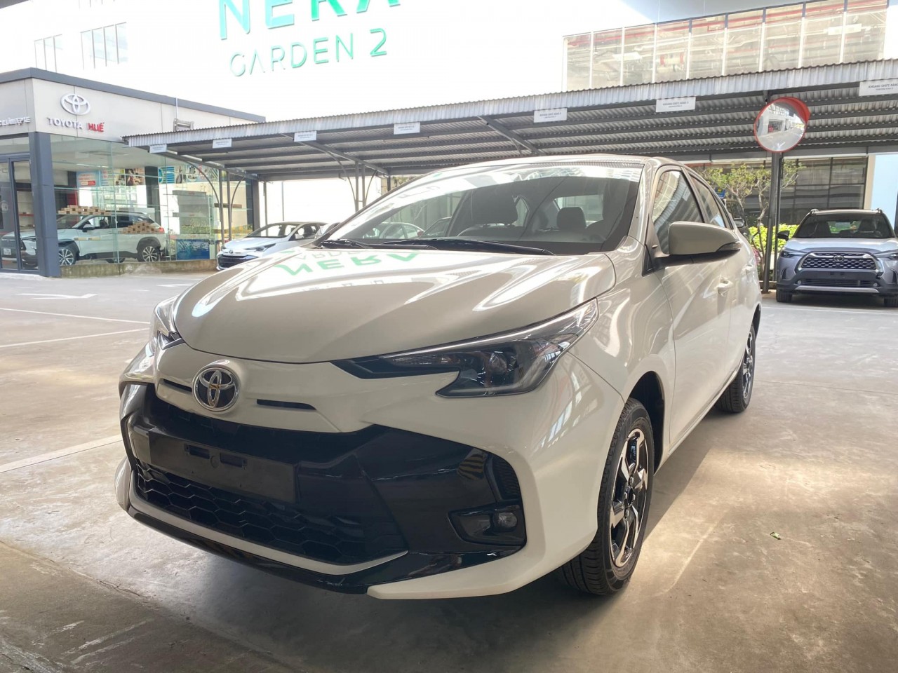 Những chiếc Toyota Vios 2023 đầu tiên bày sẵn ở đại lý, bản G CVT nhiều nâng cấp Những chiếc Toyota Vios 2023 đầu tiên bày sẵn ở đại lý, bản G CVT nhiều nâng cấp