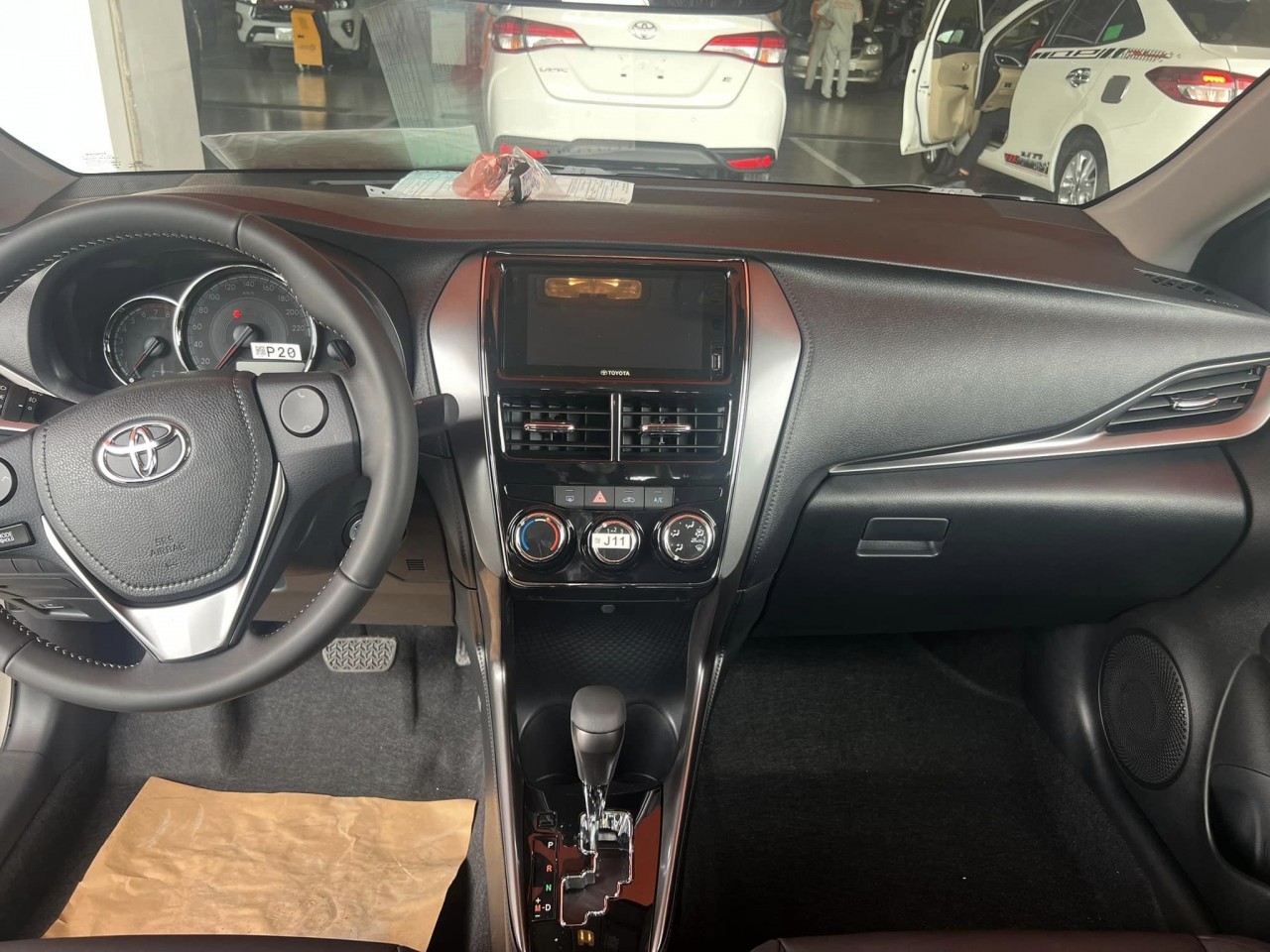 Những chiếc Toyota Vios 2023 đầu tiên bày sẵn ở đại lý, bản G CVT nhiều nâng cấp Những chiếc Toyota Vios 2023 đầu tiên bày sẵn ở đại lý, bản G CVT nhiều nâng cấp