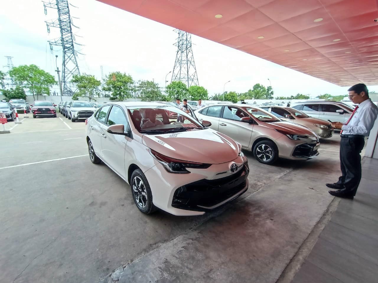 Những chiếc Toyota Vios 2023 đầu tiên bày sẵn ở đại lý, bản G CVT nhiều nâng cấp Những chiếc Toyota Vios 2023 đầu tiên bày sẵn ở đại lý, bản G CVT nhiều nâng cấp