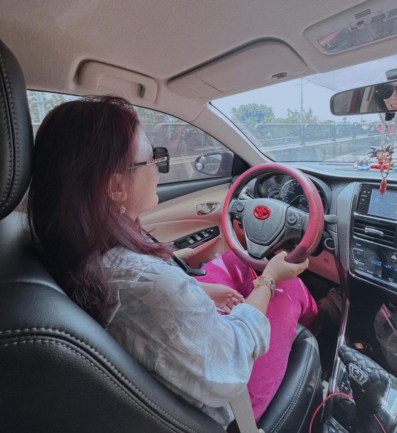 'Từ ngày mua Toyota Vios, mình đã chuyển từ du lịch bằng máy bay qua du lịch bằng ô tô tự lái' 'Từ ngày mua Toyota Vios, mình đã chuyển từ du lịch bằng máy bay qua du lịch bằng ô tô tự lái'