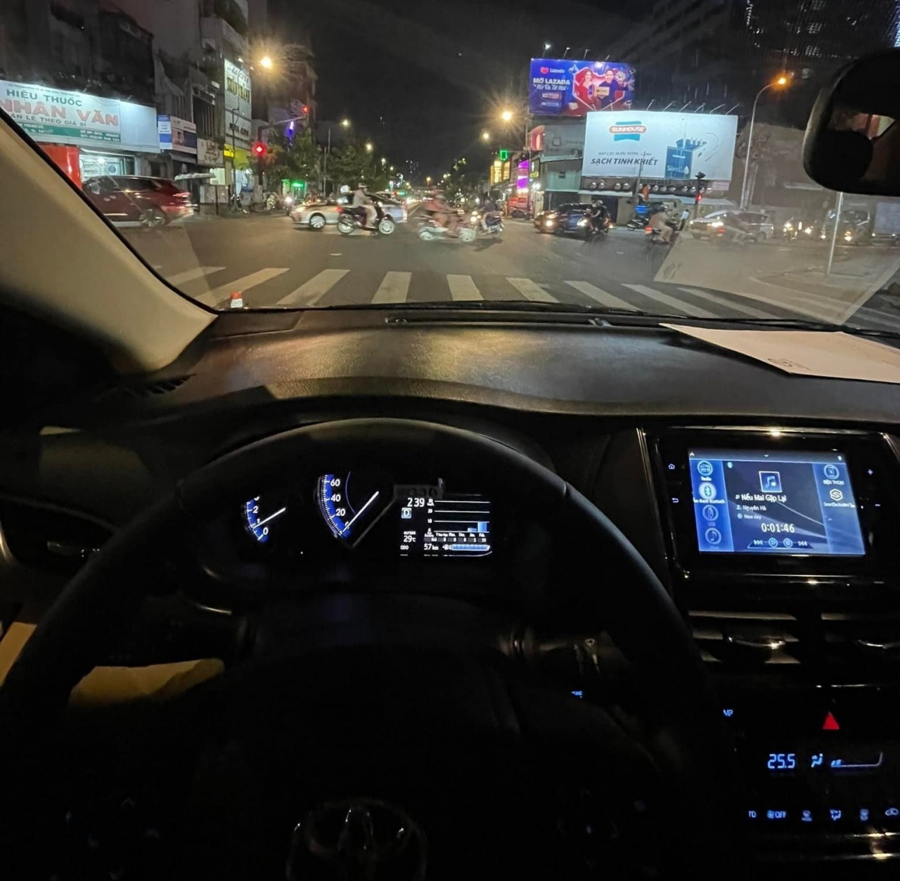 'Từ ngày mua Toyota Vios, mình đã chuyển từ du lịch bằng máy bay qua du lịch bằng ô tô tự lái' 'Từ ngày mua Toyota Vios, mình đã chuyển từ du lịch bằng máy bay qua du lịch bằng ô tô tự lái'