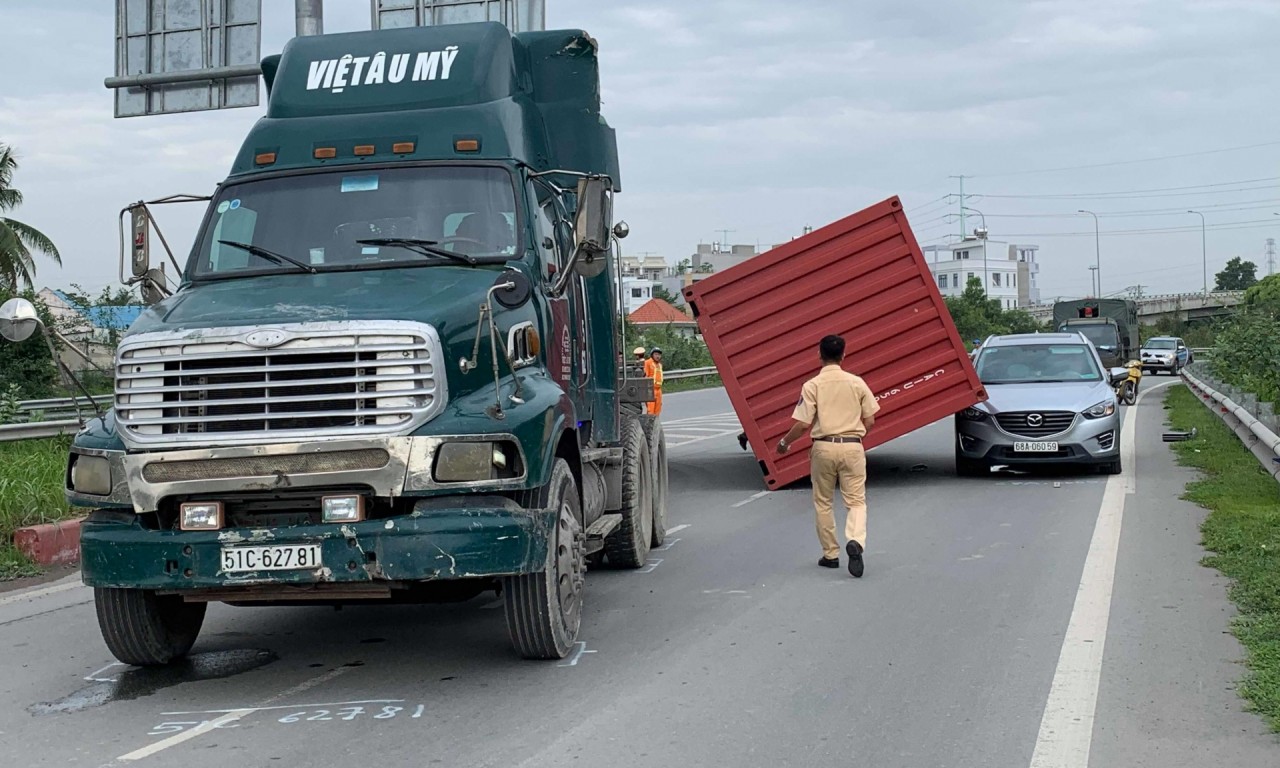Đừng "đùa giỡn" với xe Container! dung dua gion voi xe container