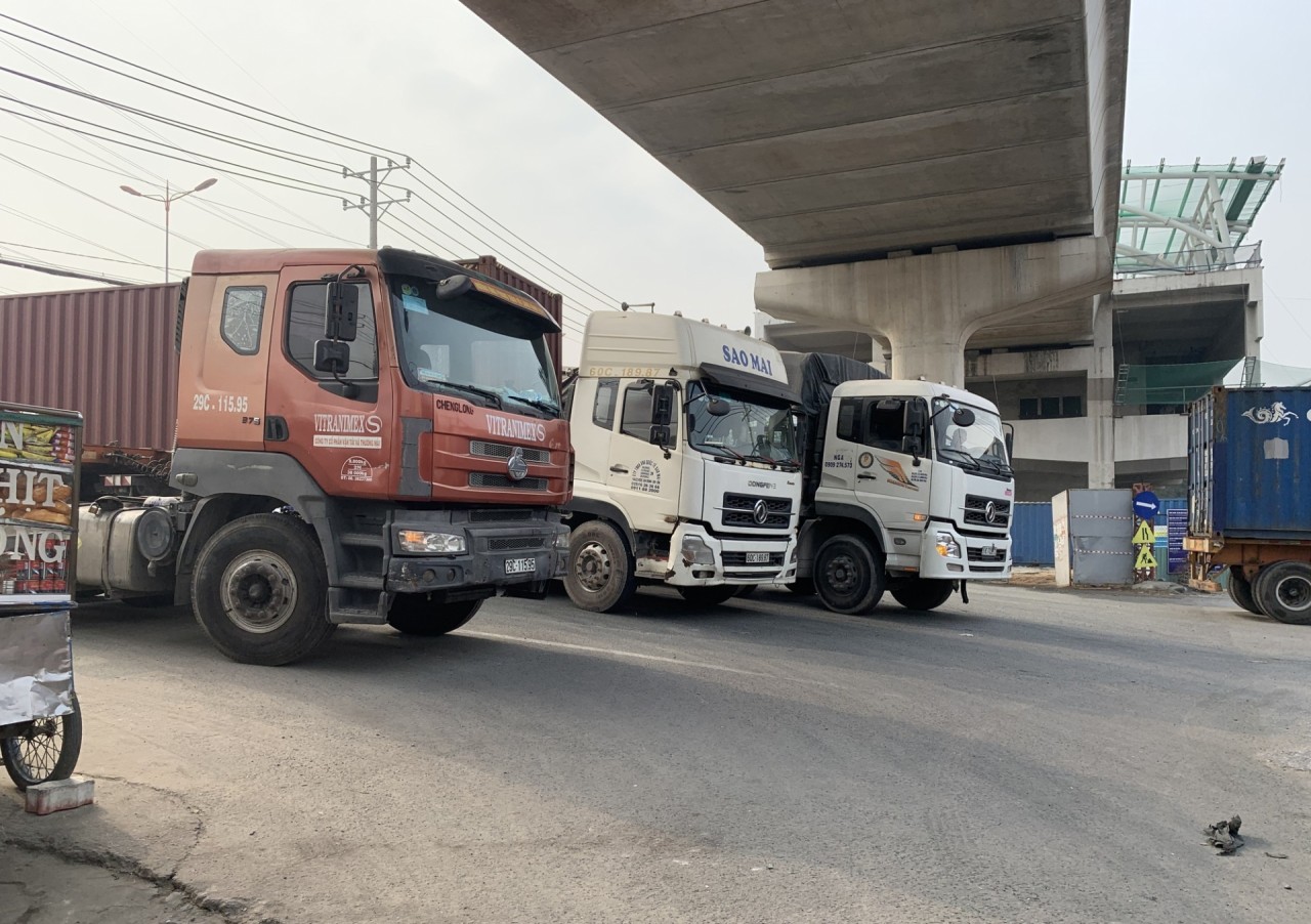 Đừng "đùa giỡn" với xe Container! dung dua gion voi xe container