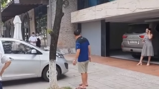 Đỗ xe ngang ngược, Kia Morning bị kéo lết bánh từ hè xuống đường