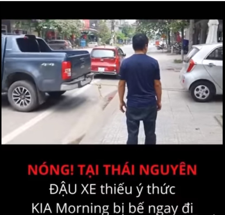 Đỗ xe ngang ngược, Kia Morning đang khoá phanh tay bị kéo từ hè xuống đường Đỗ xe ngang ngược, Kia Morning đang khoá phanh tay bị kéo từ hè xuống đường
