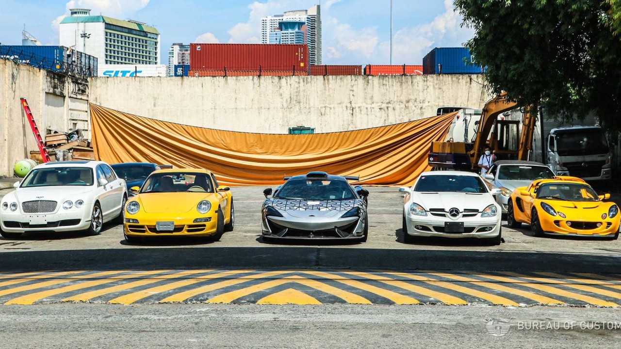 Dùng máy xúc đập nát nhiều siêu xe triệu đô