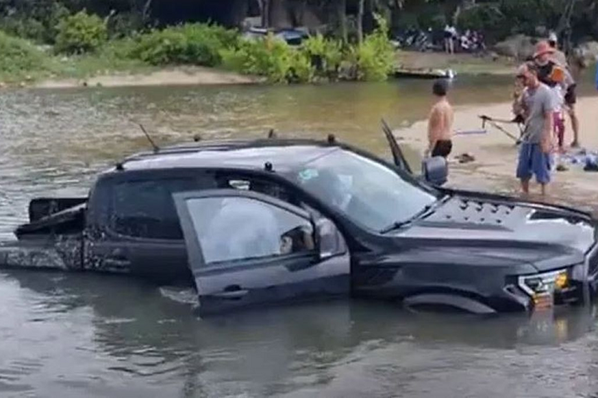 Ford Ranger Raptor bị ngập nước rao bán tới 1,2 tỷ Ford Ranger Raptor bị ngập nước rao bán tới 1,2 tỷ