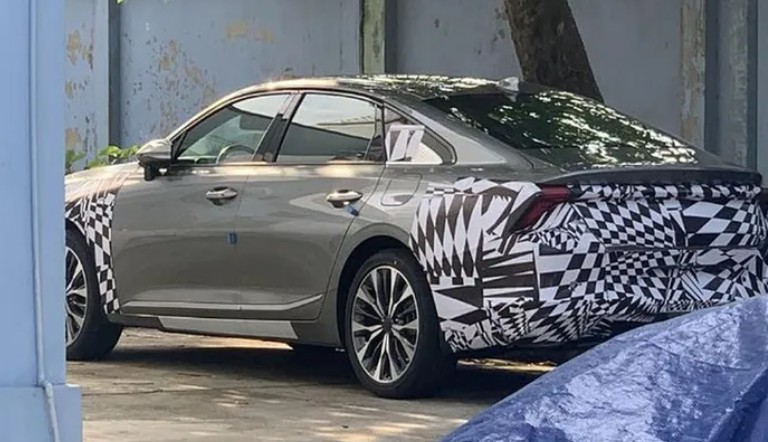 Kia K8 đăng kiểm tại Việt Nam với lớp nguỵ trang Kia K8 đăng kiểm tại Việt Nam với lớp nguỵ trang