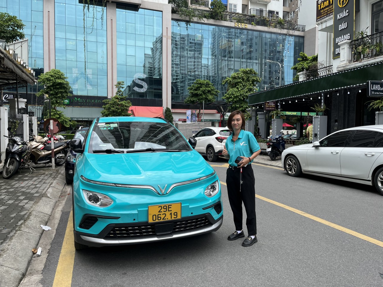 Nữ tài xế taxi điện SM Xanh: 'Đam mê cầm lái và di chuyển khiến mình chọn nghề này' Nữ tài xế taxi điện SM Xanh: 'Đam mê cầm lái và di chuyển khiến mình chọn nghề này'