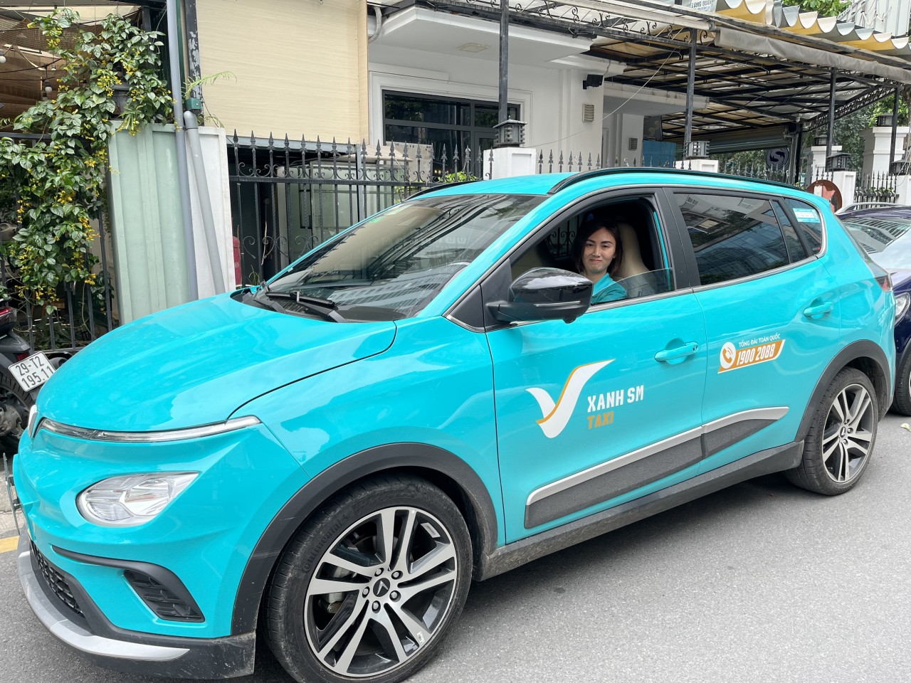 Nữ tài xế taxi điện SM Xanh: 'Đam mê cầm lái và di chuyển khiến mình chọn nghề này' Nữ tài xế taxi điện SM Xanh: 'Đam mê cầm lái và di chuyển khiến mình chọn nghề này'