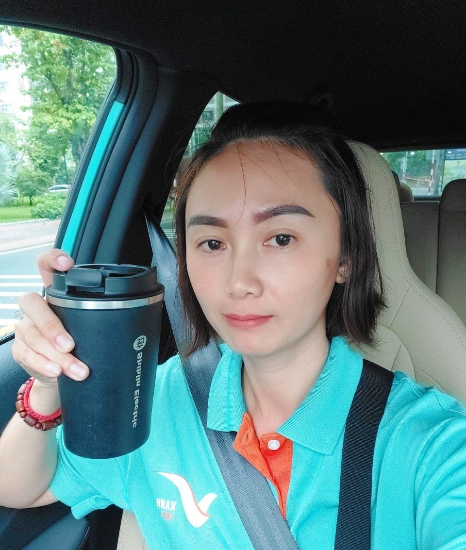 Nữ tài xế taxi điện SM Xanh: 'Đam mê cầm lái và di chuyển khiến mình chọn nghề này' Nữ tài xế taxi điện SM Xanh: 'Đam mê cầm lái và di chuyển khiến mình chọn nghề này'