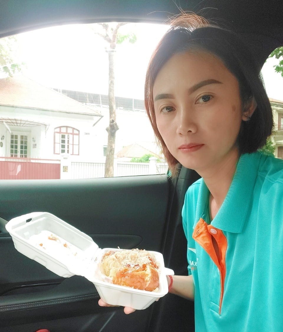 Nữ tài xế taxi điện SM Xanh: 'Đam mê cầm lái và di chuyển khiến mình chọn nghề này' Nữ tài xế taxi điện SM Xanh: 'Đam mê cầm lái và di chuyển khiến mình chọn nghề này'