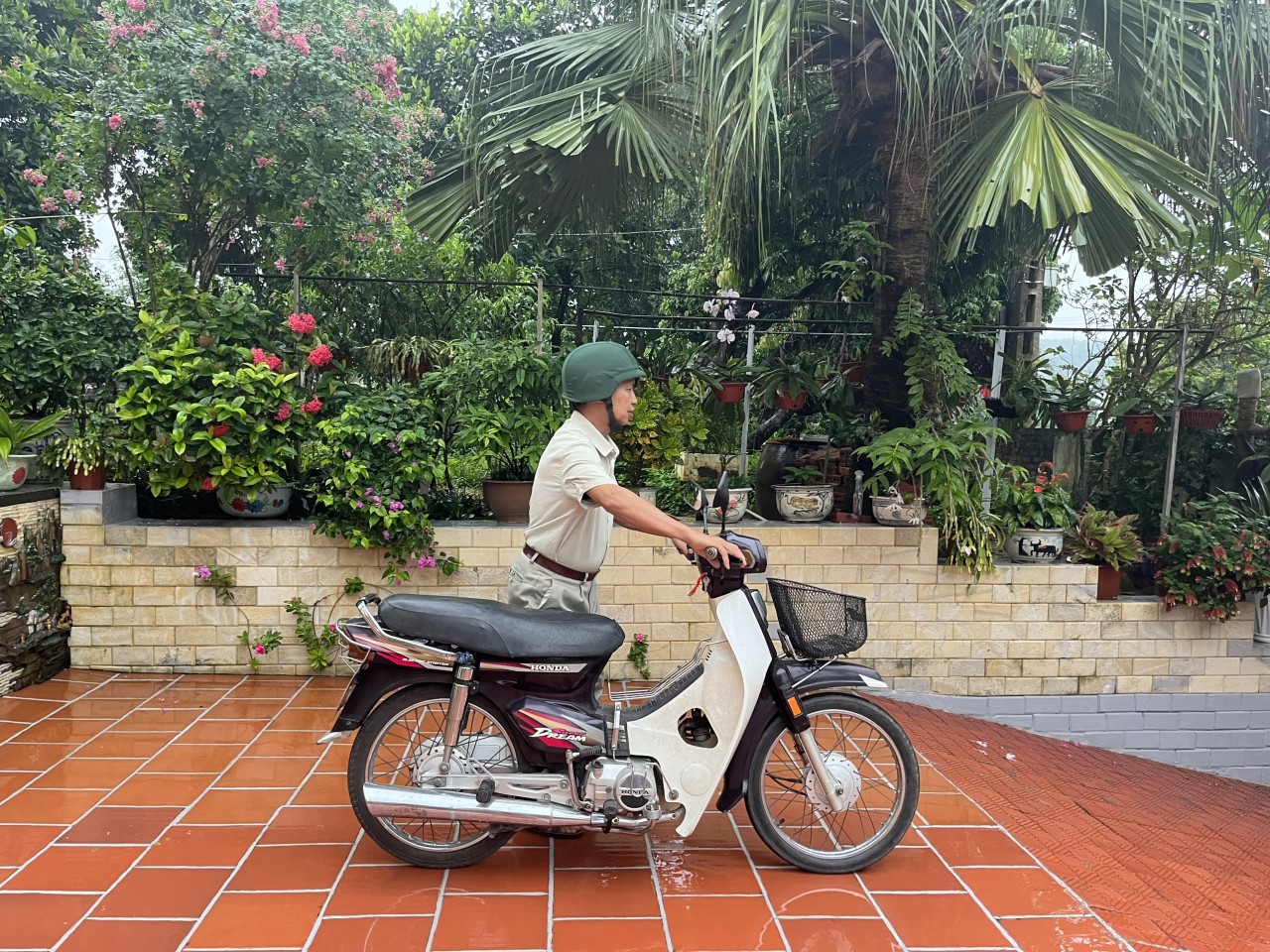 Chủ Honda Super Dream 22 năm tuổi: 'Tôi với xe như hai người bạn tri kỷ' Chủ Honda Super Dream 22 năm tuổi: 'Tôi với xe như hai người bạn tri kỷ'