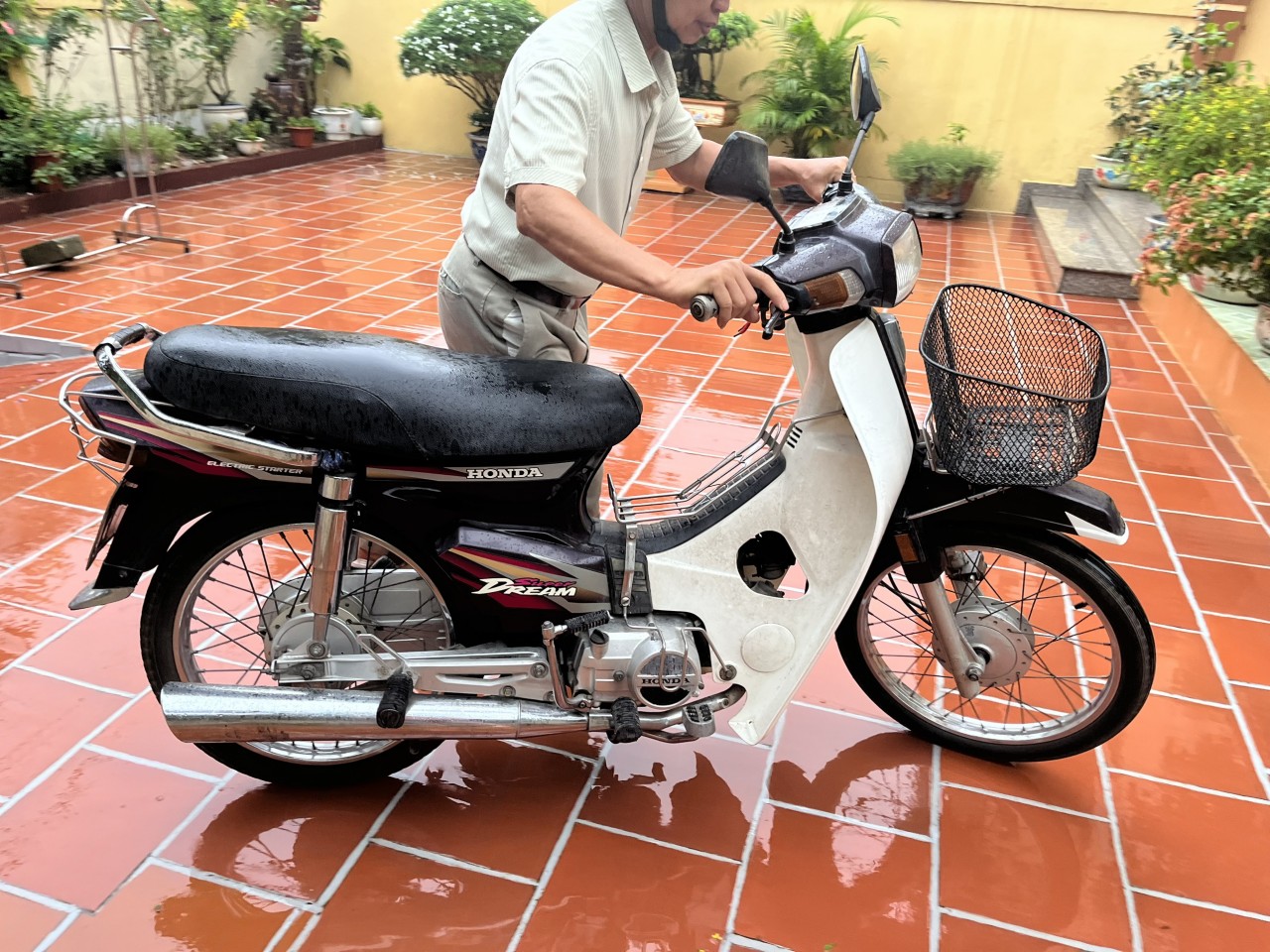 Chủ Honda Super Dream 22 năm tuổi: 'Tôi với xe như hai người bạn tri kỷ' Chủ Honda Super Dream 22 năm tuổi: 'Tôi với xe như hai người bạn tri kỷ'