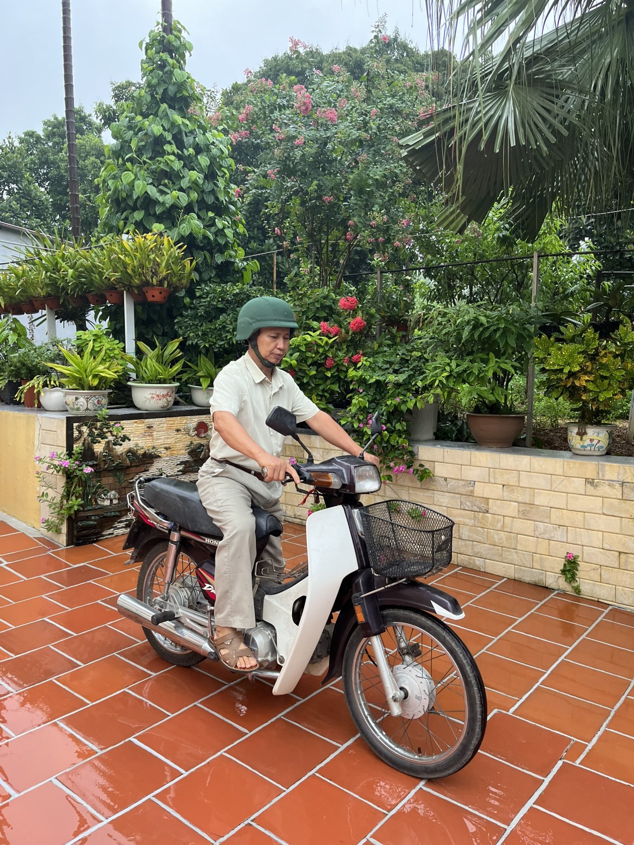 Chủ Honda Super Dream 22 năm tuổi: 'Tôi với xe như hai người bạn tri kỷ' Chủ Honda Super Dream 22 năm tuổi: 'Tôi với xe như hai người bạn tri kỷ'