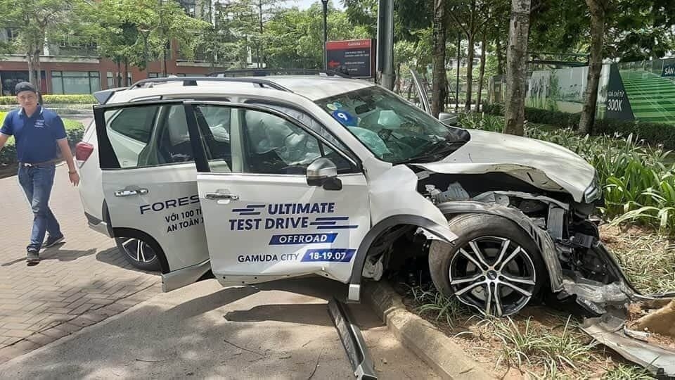 Khách hàng đâm tan Subaru Forester trong buổi lái thử khach hang dam tan subaru forester trong buoi lai thu
