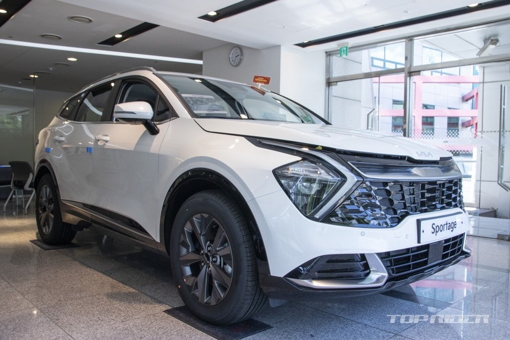 Ảnh thực tế Kia Sportage 2022 tại đại lý đẹp không tì vết, Honda CR-V coi chừng