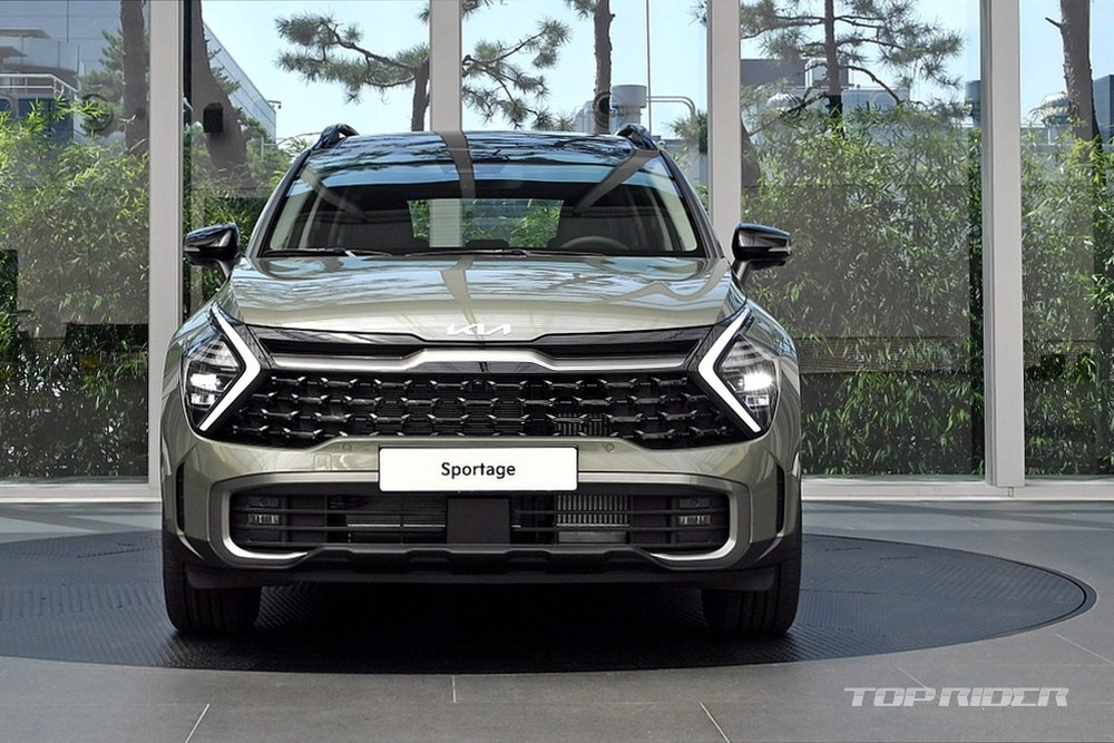 Ảnh thực tế Kia Sportage 2022 tại đại lý đẹp không tì vết, Honda CR-V coi chừng
