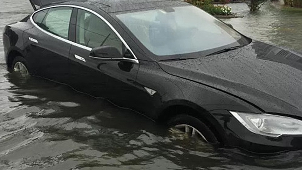 Ngỡ ngàng chứng kiến màn lội nước lũ cực "đỉnh" của Tesla Model 3 tại Trung Quốc