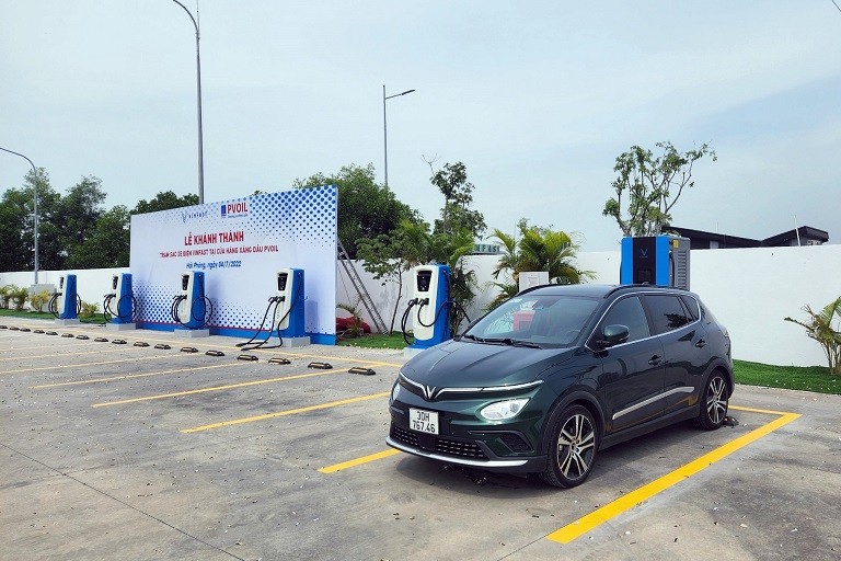 Khánh thành trạm sạc xe điện VinFast đầu tiên tại cửa hàng xăng dầu PVOIL Khánh thành trạm sạc xe điện VinFast đầu tiên tại cửa hàng xăng dầu PVOIL