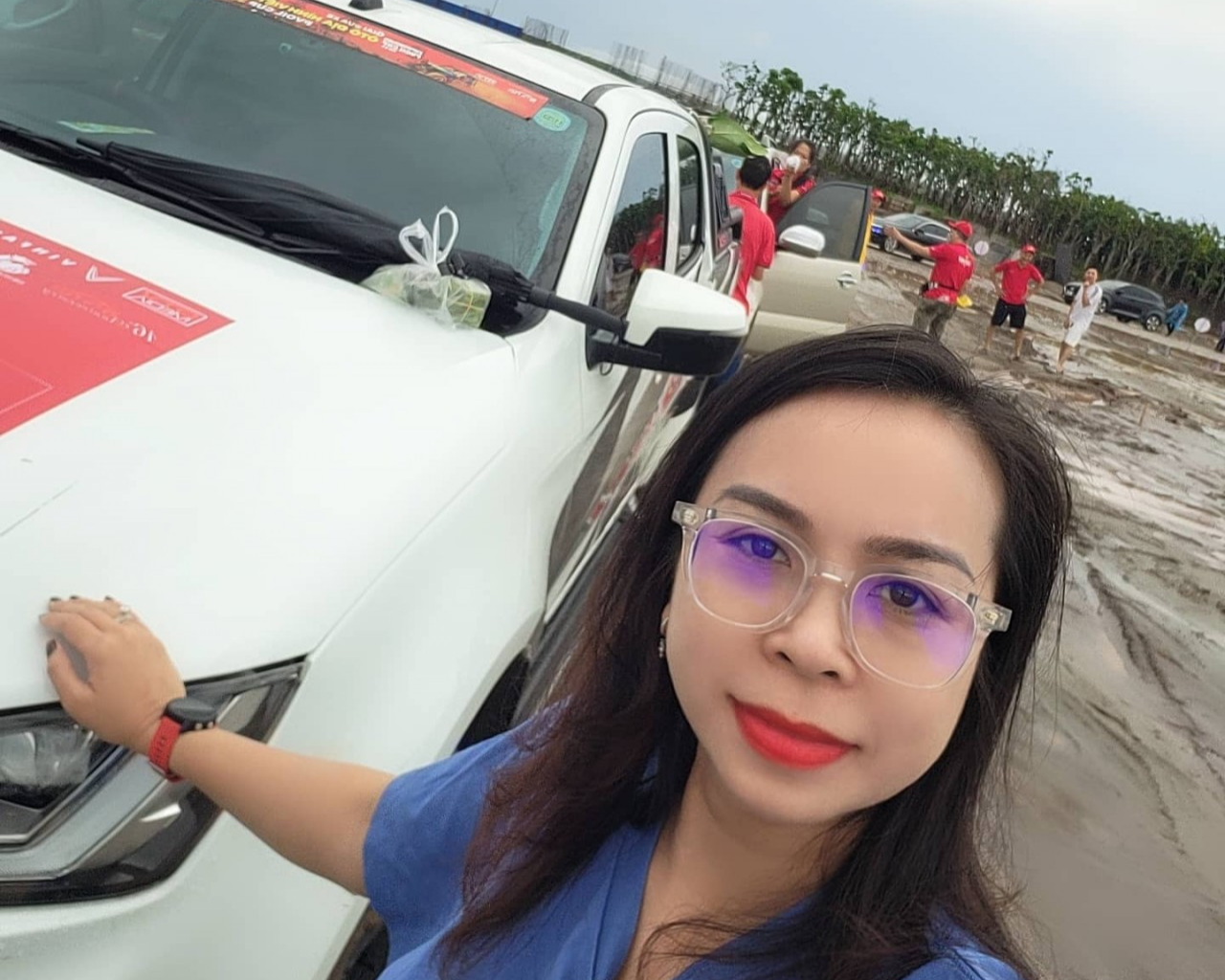 Các thành viên vui sướng khi cho xe vào vị trí tại hình bản đồ Việt Nam