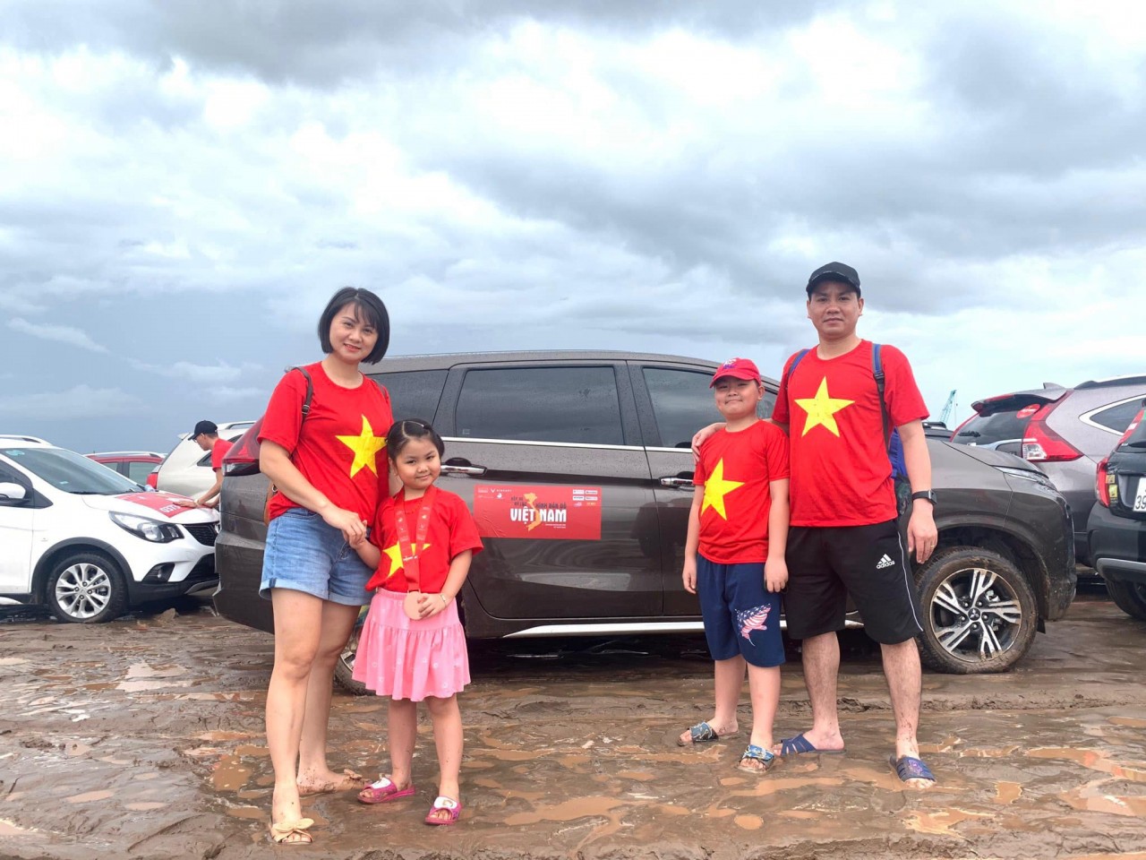 Các thành viên vui sướng khi cho xe vào vị trí trên hình bản đồ Việt Nam Các thành viên vui sướng khi cho xe vào vị trí trên hình bản đồ Việt Nam