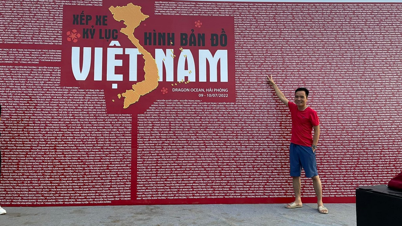 Các thành viên vui sướng khi cho xe vào vị trí trên hình bản đồ Việt Nam Các thành viên vui sướng khi cho xe vào vị trí trên hình bản đồ Việt Nam