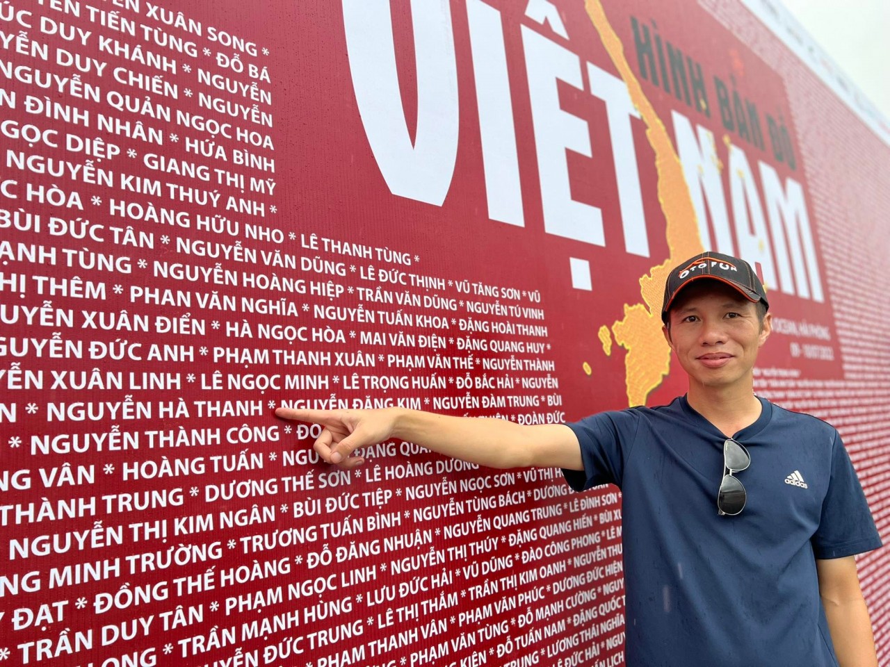 Các thành viên vui sướng khi cho xe vào vị trí tại hình bản đồ Việt Nam