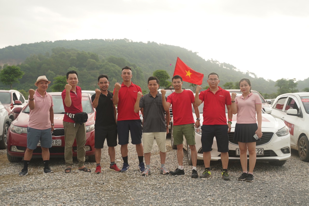 Khoảnh khắc hàng trăm chiếc xe nối đuôi nhau diễu hành qua cung đường ven biển Đồ Sơn Khoảnh khắc hàng trăm chiếc xe nối đuôi nhau diễu hành qua cung đường ven biển Đồ Sơn