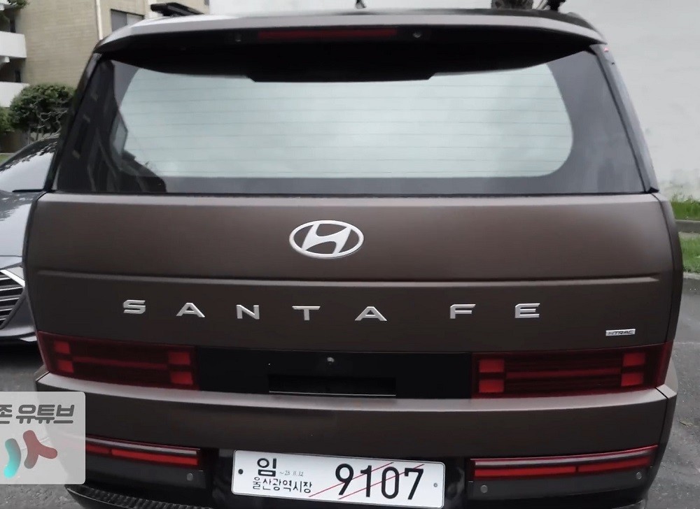 Hyundai Santa Fe 2024 màu nâu nhám xuất hiện trên đường phố gây sốt Hyundai Santa Fe 2024 màu nâu nhám xuất hiện trên đường phố gây sốt