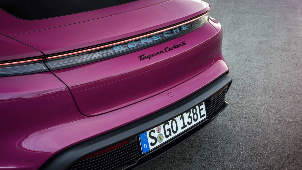 Porsche Taycan 2022 mới ra mắt lần đầu tiên được trang bị tính năng hỗ trợ đỗ xe tự động Porsche Taycan 2022 mới ra mắt lần đầu tiên được trang bị tính năng hỗ trợ đỗ xe tự động