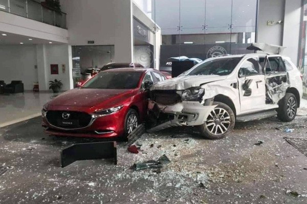 Đạp nhầm chân ga, nữ tài xế tông thẳng thợ sửa xe trong gara Đạp nhầm chân ga, nữ tài xế tông thẳng thợ sửa xe trong gara