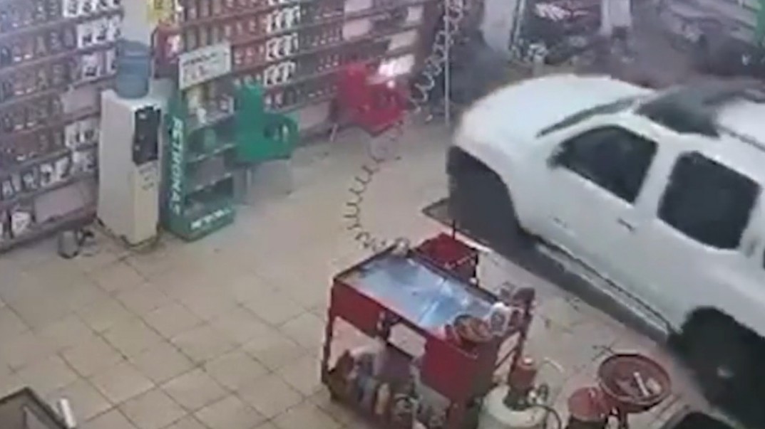 Đạp nhầm chân ga, nữ tài xế tông thẳng thợ sửa xe trong gara