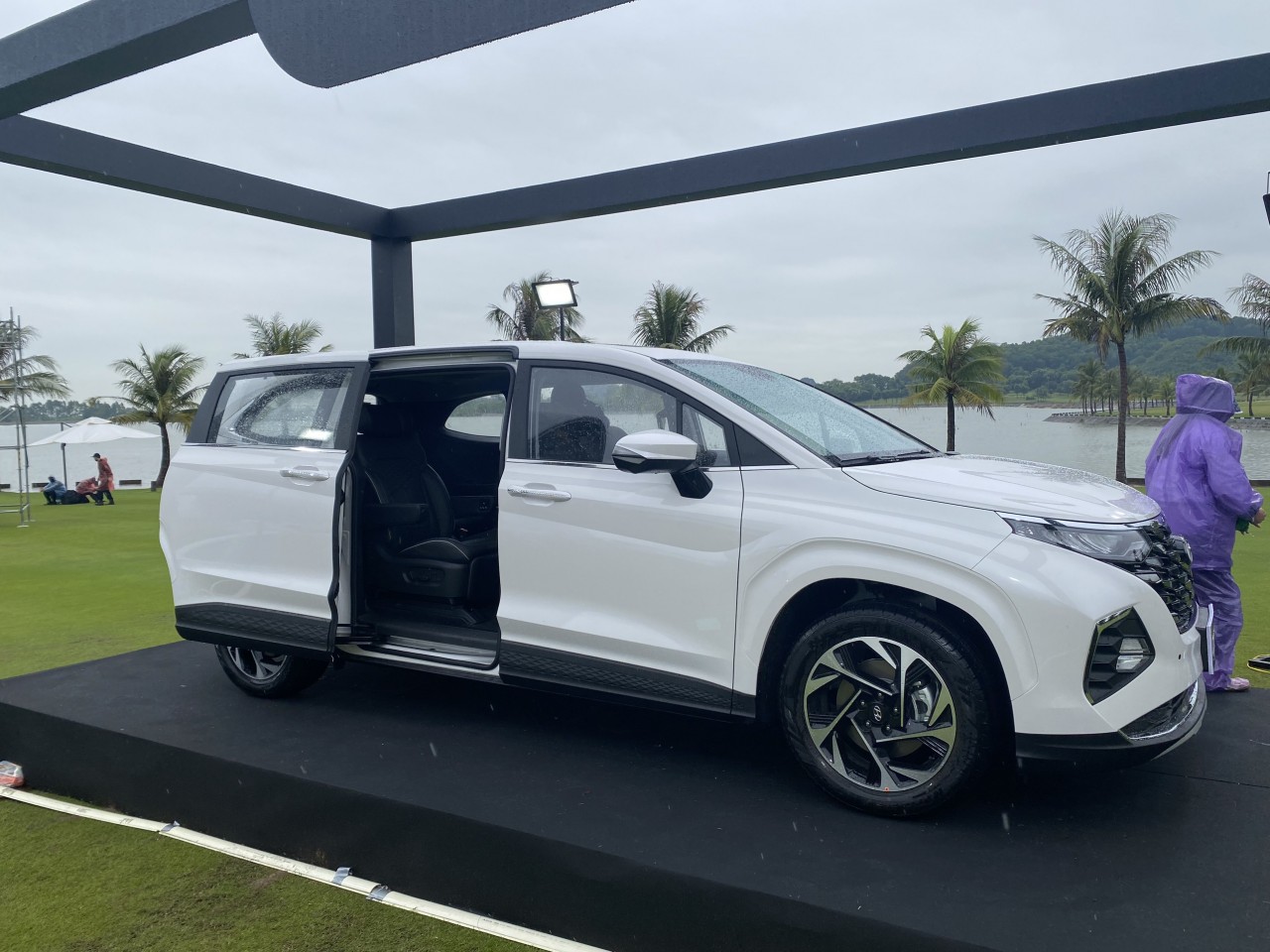 Giá lăn bánh Hyundai Custin vừa ra mắt Giá lăn bánh Hyundai Custin vừa ra mắt